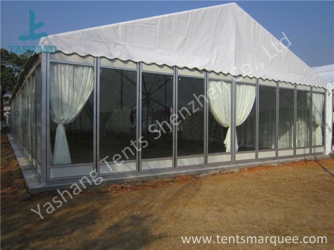Прозрачные шатры свадьбы стеклянной стены на открытом воздухе роскошные с полностью красивыми украшениями